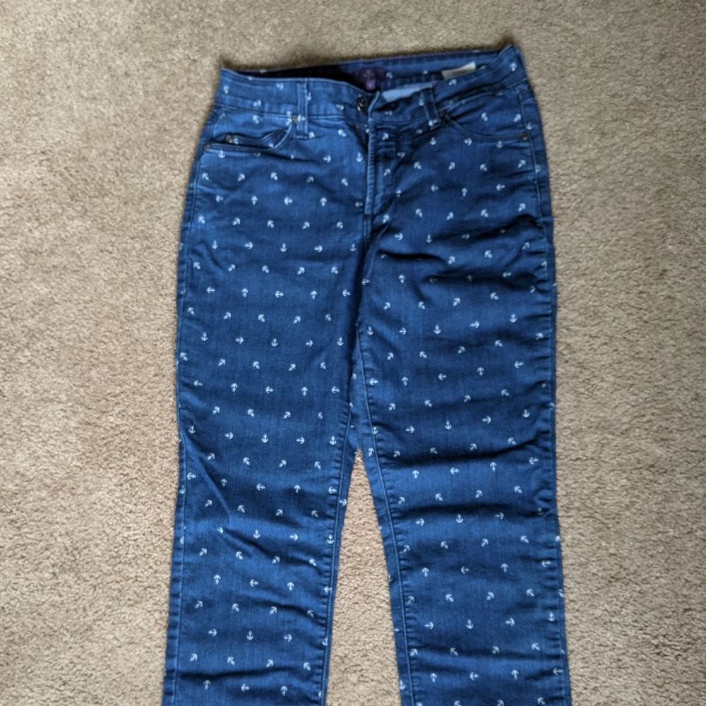 Cute NYDJ blue jeans w/anchor pattern